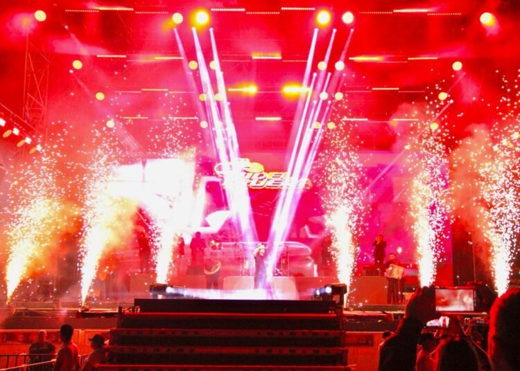 Fidel Rueda y leyendas del norteño conquistan la Feria Santa Rita 2025