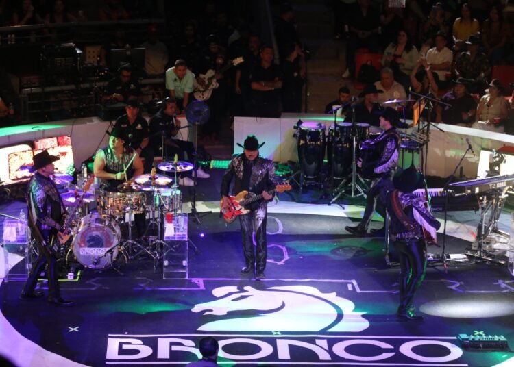 Bronco y Los Huercos iluminan el Palenque de la Feria de Santa Rita con una noche llena de tradición y energía