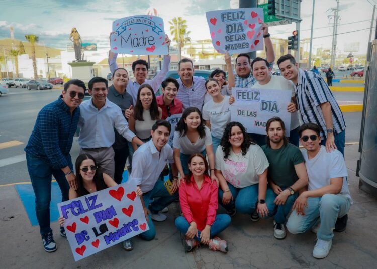 Celebran el Día de las Madres con música y flores en un crucero especial