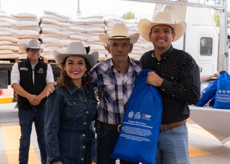 Entrega alcalde Bonilla alimento para ganado en El Sauz y apoya a adultos mayores
