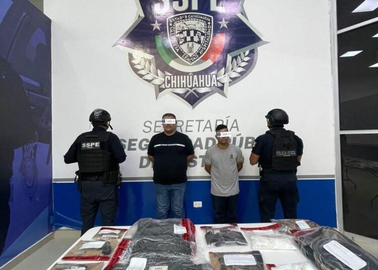 Detiene Policía del Estado a dos hombres con armas, supuesta droga y vehículo vinculado a delitos en Nuevo Casas Grandes