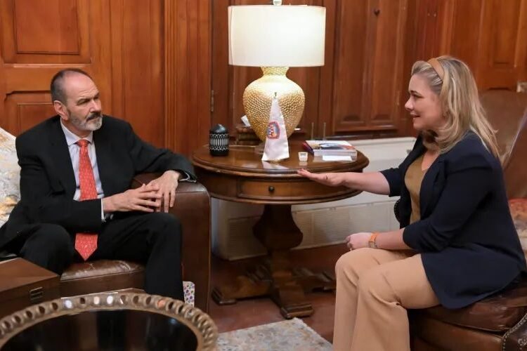 Recibe Maru Campos al científico nuclear Dr. Luis Carlos Longoria, gestor clave en la lucha contra el cáncer en Chihuahua