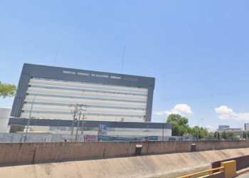 Accidente en Hospital General: letrero cae sobre trabajador y es trasladado grave