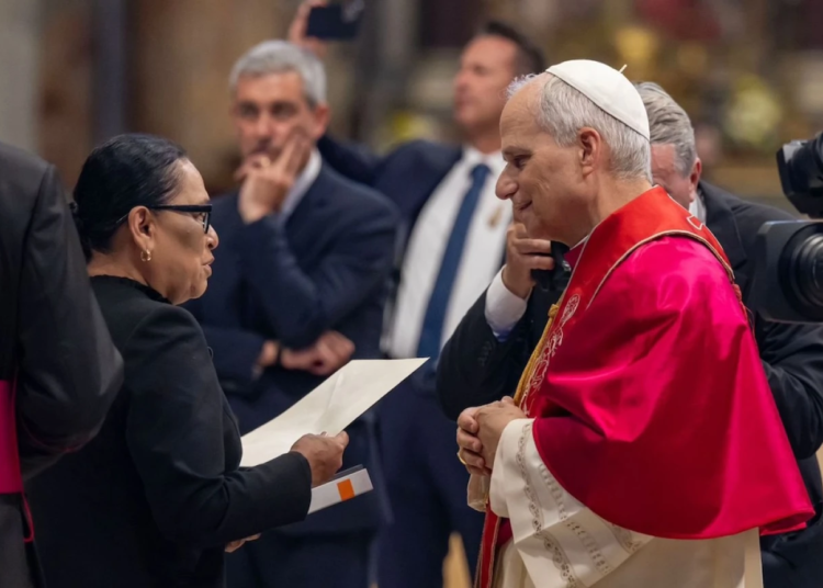 Rosa Icela Rodríguez entrega carta de Sheinbaum al Papa León XIV en el Vaticano