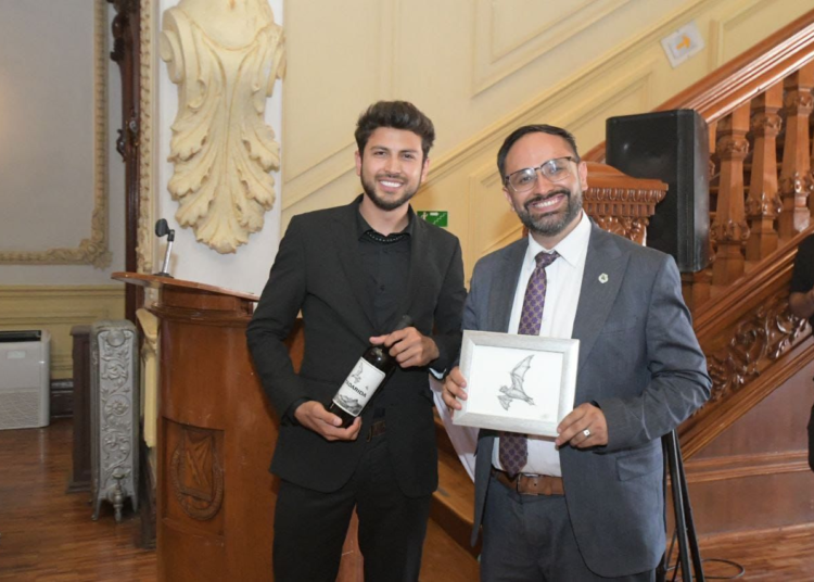 UACH presenta edición especial del Vino Tadarida y devela placa conmemorativa en santuario de murciélagos