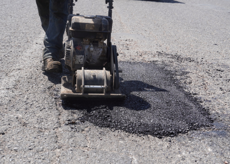 Atiende Gobierno Municipal 744 baches en diferentes colonias de la capital