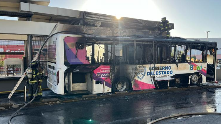 Evacúan a 40 pasajeros tras incendio de camión Bowí en avenida Universidad