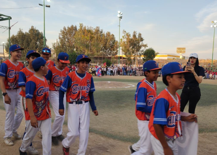 Presentan equipos infantiles y juveniles de béisbol en el sur de la ciudad