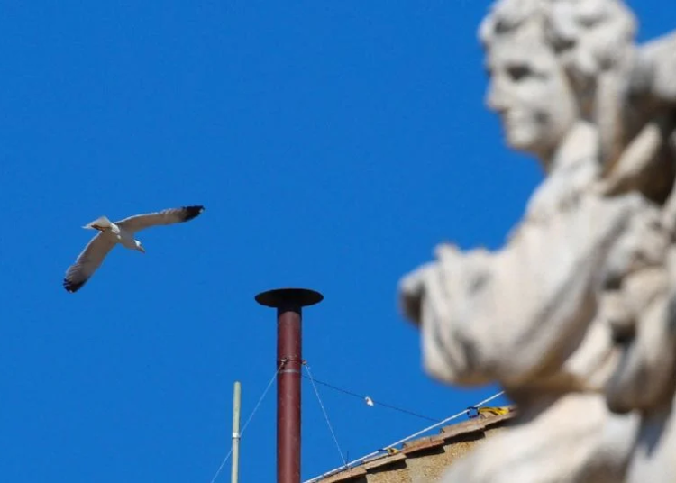Instalan chimenea en la Capilla Sixtina para el próximo cónclave
