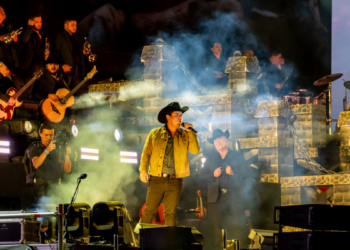 Investigan posible sanción a Alfredo Olivas tras interpretar “El Paciente” en concierto