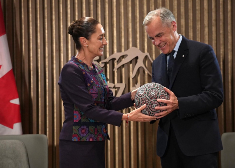 Presidenta de México obsequia pelota wixárika al primer ministro de Canadá rumbo al Mundial 2026