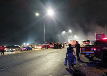 Controlan voraz incendio en tarimera ubicada en la carretera Chihuahua-Aldama