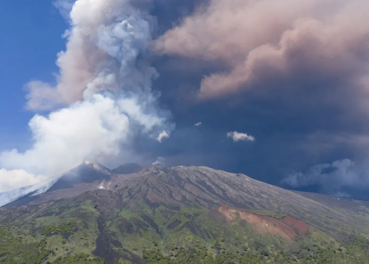 Volcán Etna lanza nube de ceniza y gas tras colapso parcial del cráter