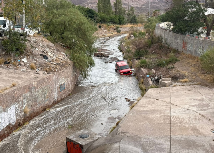 Pick-up queda atascada en canal de la Av. Heroico Colegio Militar