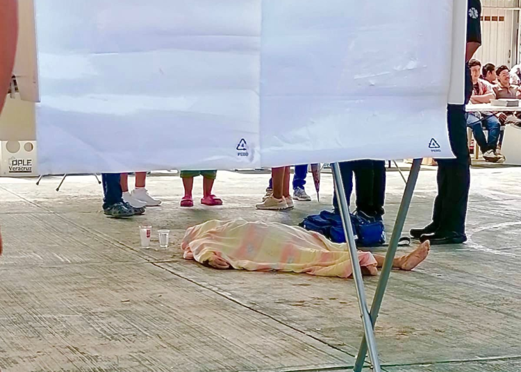 Muere mujer en casilla electoral de Veracruz; suspenden temporalmente la votación