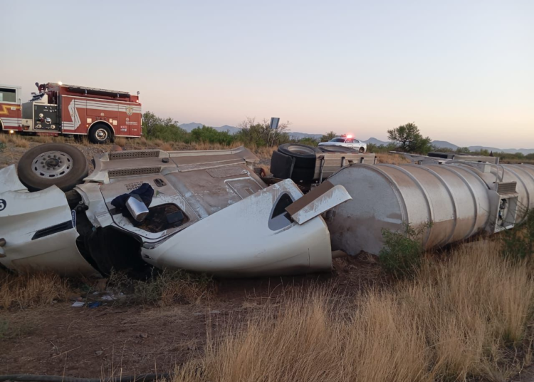 Atiende Protección Civil volcadura de pipa de combustible en carretera a Juárez
