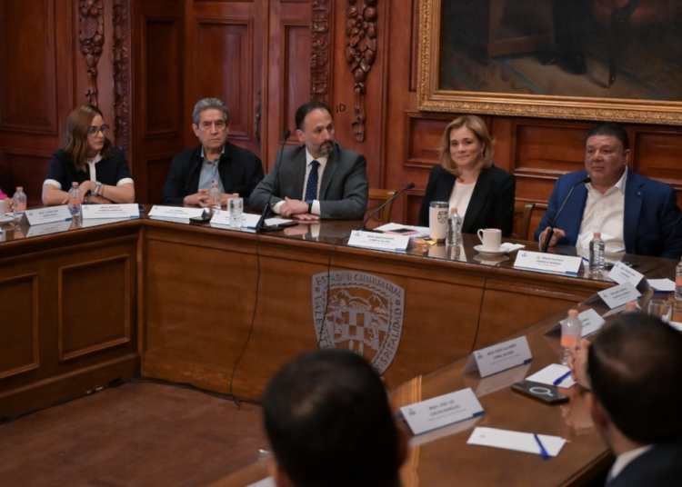 Maru Campos recibe a magistrados electos en Palacio de Gobierno