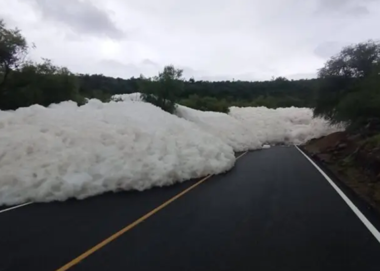 Aguas negras bloquean carretera en Hidalgo; espuma invade tramo Alfajayucan–Chilcuautla
