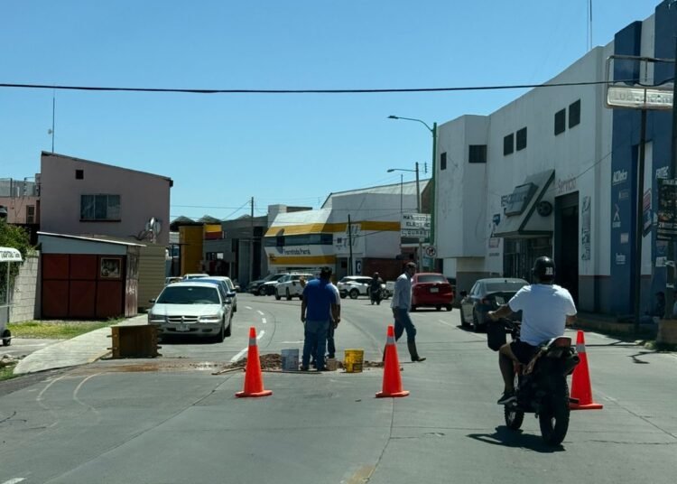 Tras denuncias comienzan a reparar fugas en Parral; tenían años sin atenderlas