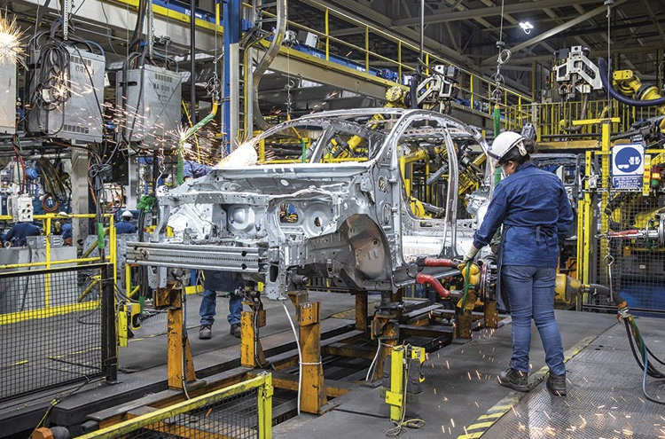 General Motors detiene producción de camionetas en su planta de Silao