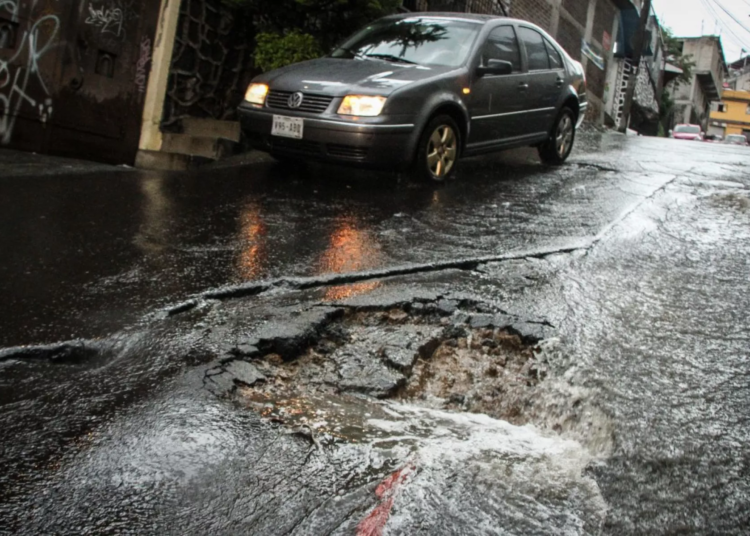 Reparar baches sin permiso es una infracción en la CDMX
