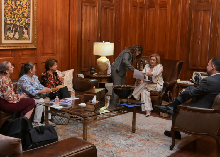 Maru Campos dialoga con activistas y representantes de colectivos de mujeres en Chihuahua