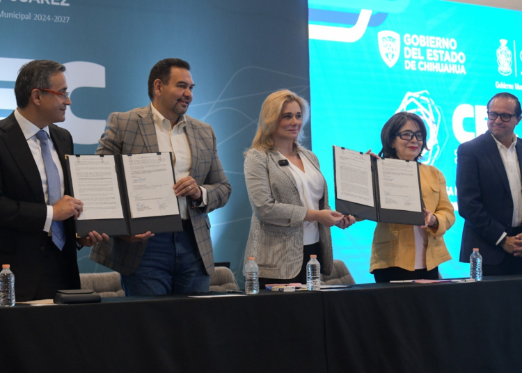 Maru Campos formaliza donación de terreno para Centro de Convenciones en Juárez