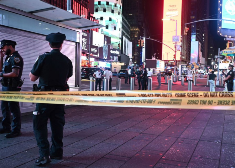 Tiroteo en Times Square deja tres heridos; sospechoso de 17 años arrestado