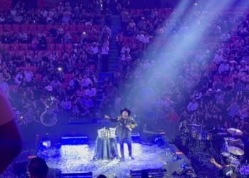 Luis Antonio “El Mimoso” llena de música y emociones el Palenque de la Feria Santa Rita