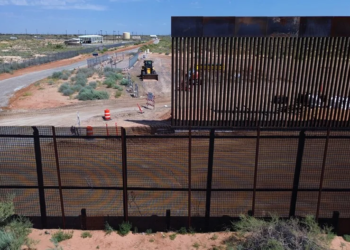 EE.UU. refuerza el muro fronterizo con México; activistas lo califican de “cruel”