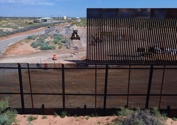 EE.UU. refuerza el muro fronterizo con México; activistas lo califican de “cruel”