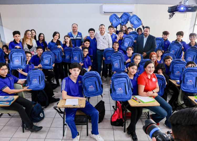 Continúa entrega de “Mi Bolsa Escolar”; Alcalde lleva mochilas y útiles a la Secundaria Técnica 02