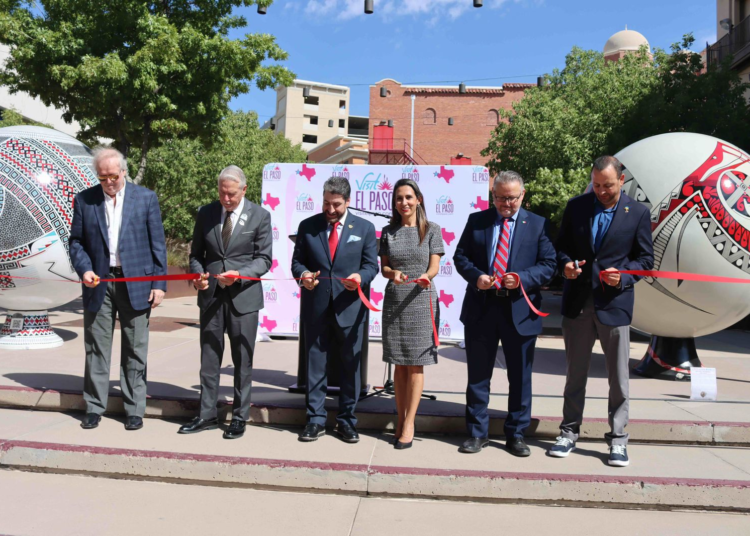 Esferas monumentales de Mata Ortíz brillan en el corazón de El Paso