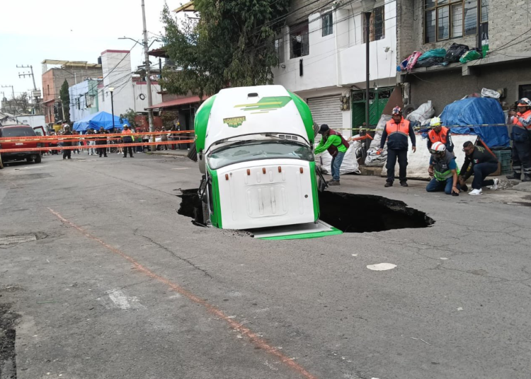 Cae camión de refrescos en socavón en Iztapalapa