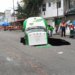 Cae camión de refrescos en socavón en Iztapalapa