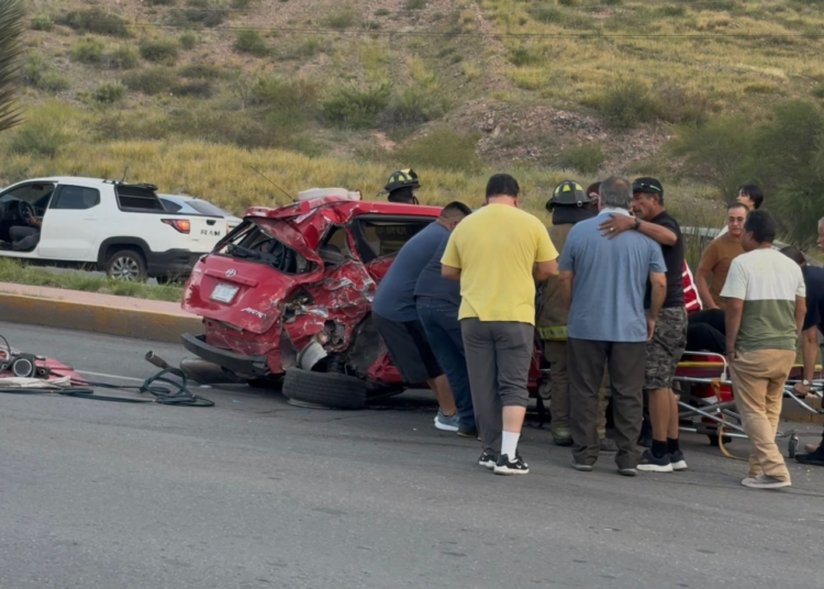 Choque en el periférico R. Almada deja a una mujer atrapada y genera caos vial