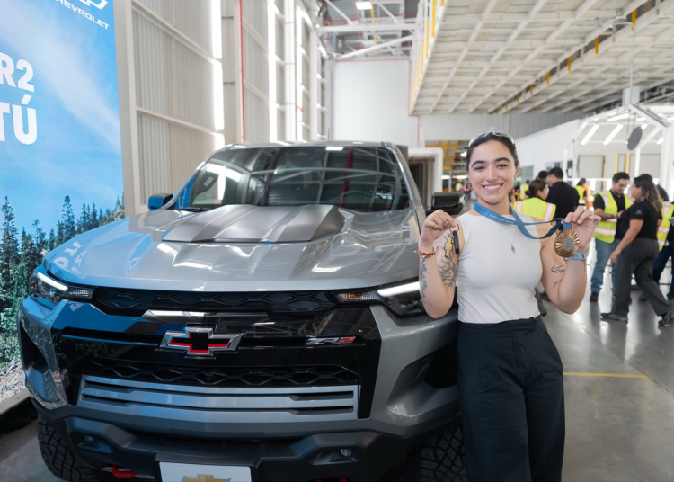 Chevrolet sorprende a la medallista olímpica Ana Paula Vázquez con una camioneta