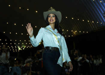 Azul Portillo Cruz es coronada Reina EXPOGAN Chihuahua 2025