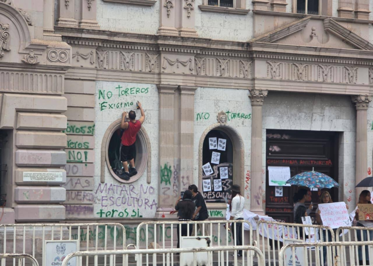 Detienen a manifestantes por vandalizar la Presidencia Municipal de Chihuahua