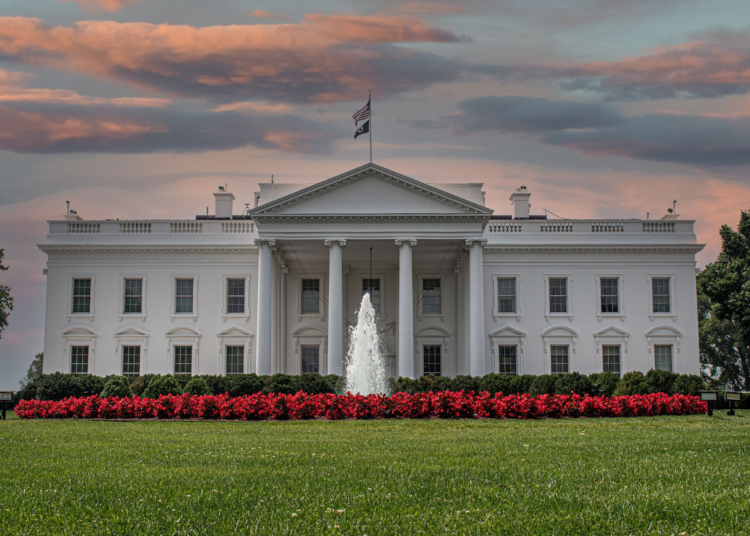 La Casa Blanca ordena cierre de agencias federales tras fracaso en aprobación del presupuesto 2026