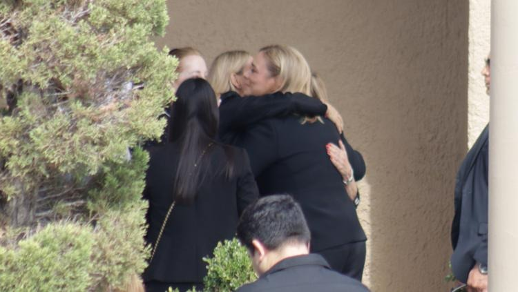 Llega la gobernadora Maru Campos a Mausoleos para recibir condolencias por fallecimiento de su esposo