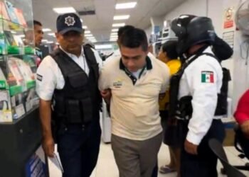 🚨 Empleados de Elektra detenidos tras quitarle su moto a un cliente