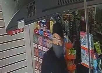 🛑 CAPTAN ASALTO A MANO ARMADA EN MISCELÁNEA DE TORREÓN; PIDEN AYUDA PARA IDENTIFICAR A LOS RESPONSABLES