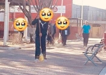 🔵 Directora de secundaria pone a barrer a alumnos como medida disciplinaria y desata polémica entre padres