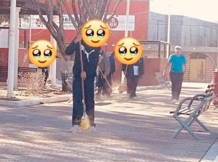 🔵 Directora de secundaria pone a barrer a alumnos como medida disciplinaria y desata polémica entre padres