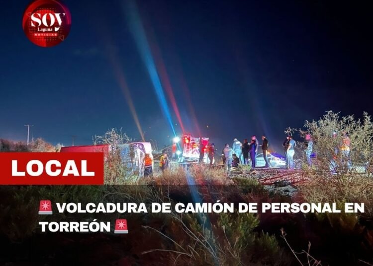 🚨 Volcadura de camión de personal en Torreón 🚨