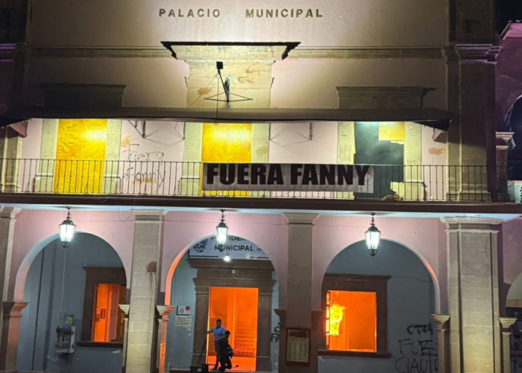 Vandalizan y prenden fuego al Palacio Municipal de Apatzingán tras asesinato del alcalde de Uruapan