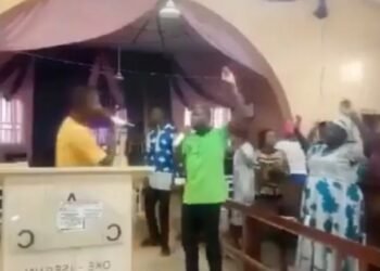 HORROR EN IGLESIA DE NIGERIA: COMANDO ARMADO ASESINA A FELIGRESES Y SECUESTRA AL PASTOR