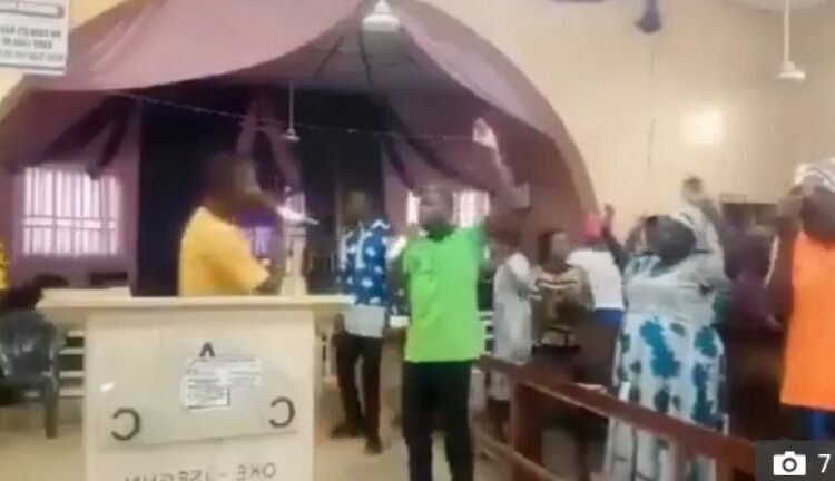 HORROR EN IGLESIA DE NIGERIA: COMANDO ARMADO ASESINA A FELIGRESES Y SECUESTRA AL PASTOR