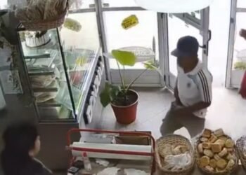 🌎 MUNDO | Panadera se defiende de asaltante y frustra robo en Argentina